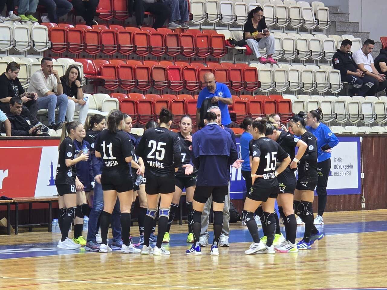 Denizin Kızları İlk Yarının Son Maçında Fırtına Gibi Esti: Göztepe 21 – 29 Armada Praxis Yalıkavakspor 6